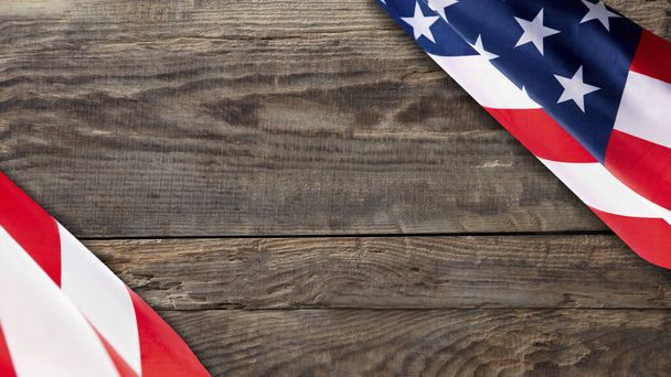 Flaga Stanów Zjednoczonych na drewnianym tle. Ulotka reklamowa, projekt. - Zdjęcie, obraz