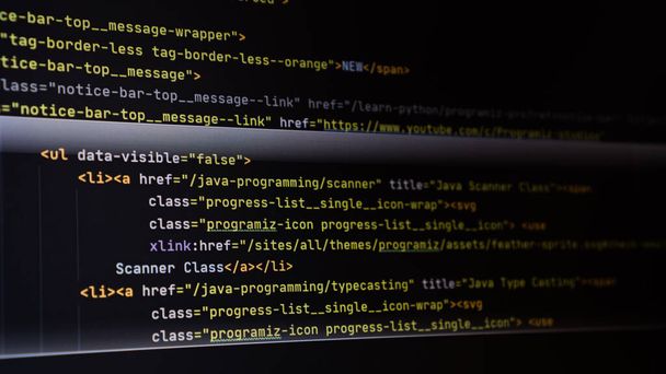 Вибраний HTML5 код у редакторі коду на екрані. Масштабувати код у IDE. HTML веб-програмування. База вихідних кодів Html
 - Фото, зображення