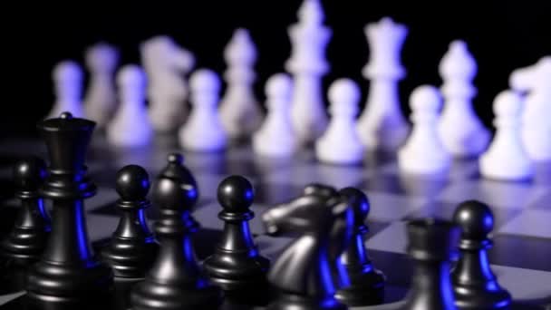Zakenman schaak aan tafel. Speler maakt een zet, het ontwikkelen van schaakstrategie. - Video