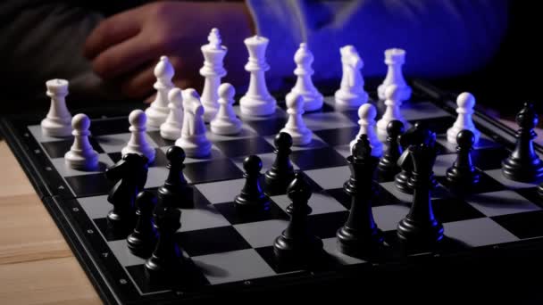 家庭でチェスをする子供と父親。パパと息子はボードゲーム. - 映像、動画