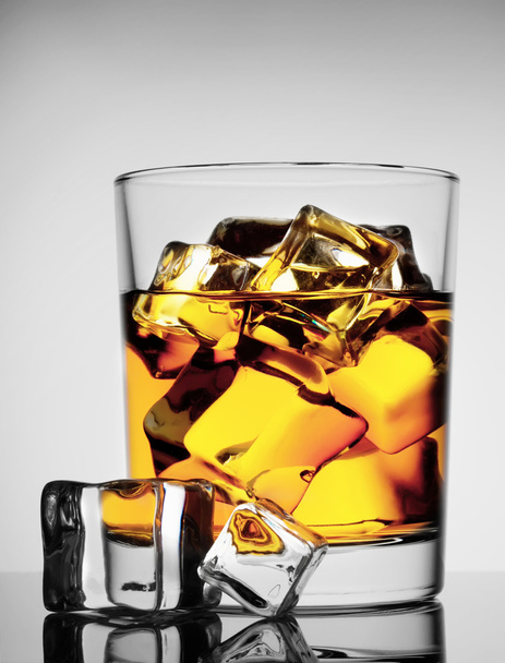 Round glass of whiskey with ice - Φωτογραφία, εικόνα