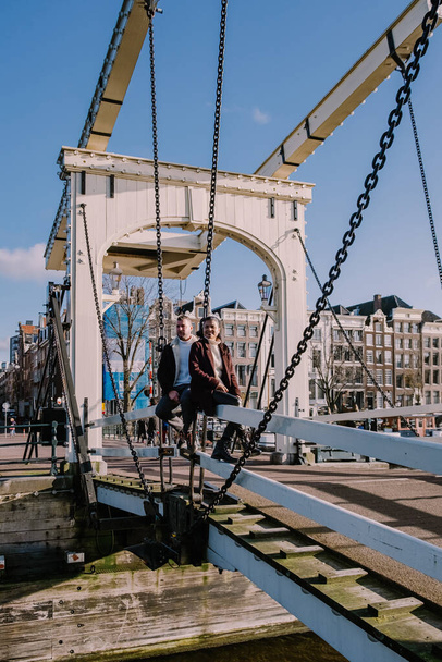 pareja de hombres y mujeres en viaje por la ciudad en el centro histórico de Amsterdam Amsterdam Holanda Países Bajos - Foto, imagen