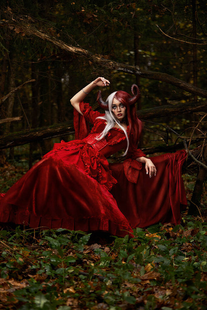 Stílusos és divatos modell lány a kép Demóna pózol között misztikus erdő - mese történet, cosplay. Halloweeni - Fotó, kép