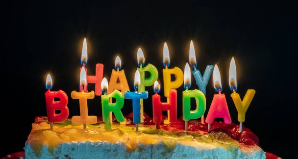 Зажженные свечи в виде писем с днем рождения. - Фото, изображение