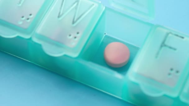 zblízka uvedení pilulek a kapsle v krabičce s tabletami  - Záběry, video