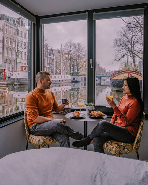 Amsterdam canali olandesi, coppia visita canali olandesi durante il viaggio in città ad Amsterdam, uomini e donne in viaggio in città ad Amsterdam Paesi Bassi - Foto, immagini