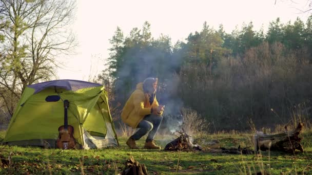 Turista perto de um incêndio na floresta - Filmagem, Vídeo