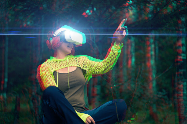 La mujer entra en la realidad virtual usando auriculares de realidad virtual. Imagen con efecto glitch. - Foto, imagen