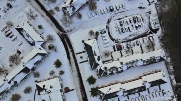 Téli kilátás apartman komplexum magasságból a város egyik lakónegyedében - Felvétel, videó