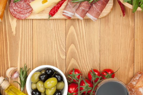 Red wine with cheese, olives, tomatoes - Foto, afbeelding