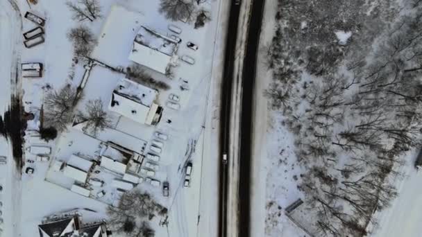 A vista de inverno de pequenos pátios complexos de apartamentos telhado casas coberto de neve - Filmagem, Vídeo