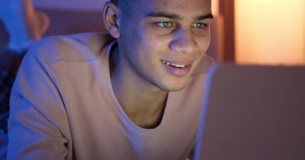 Man lacht met behulp van laptop 's nachts - Video