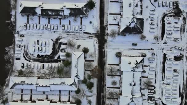 Légköri kilátás apartman épületek komplexum lakóházak szomszédságában tetőházak fedett hó - Felvétel, videó