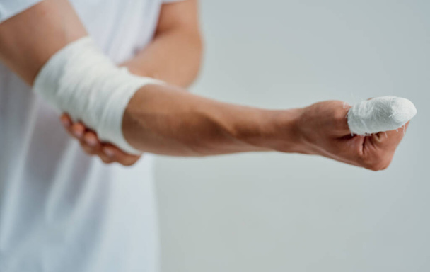 человек с травмой руки бинт лекарство для пациента - Фото, изображение