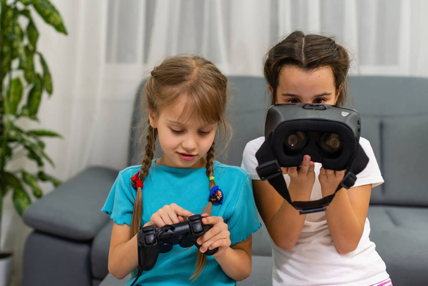 Νεαρά κορίτσια με γυαλιά εικονικής πραγματικότητας. Ακουστικά VR. - Φωτογραφία, εικόνα
