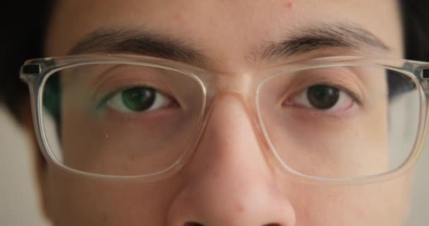 Gezicht van een man met een bril - Video