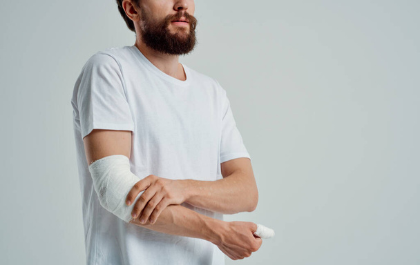 hombre barbudo herido brazo vendaje hospitalización paciente - Foto, Imagen