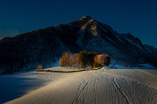Изолированный коттедж в снегу - Фото, изображение