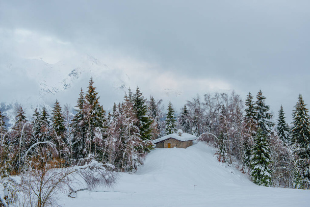 Abgelegene Hütte im Schnee - Foto, Bild