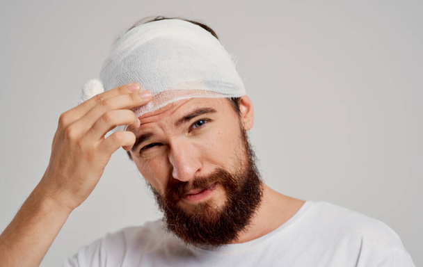 Patient mit bandagiertem Kopf gesundheitliche Probleme Unzufriedenheit Traumazentrum - Foto, Bild
