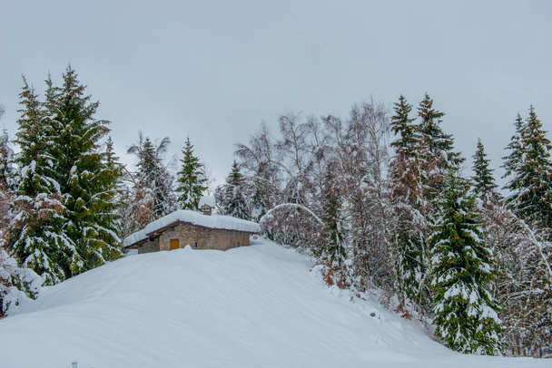 Domek na odludziu w śniegu - Zdjęcie, obraz
