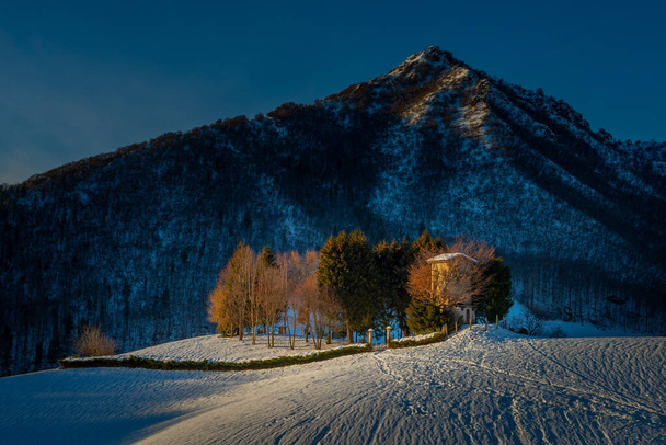 Μεμονωμένη αγροικία στο χιόνι - Φωτογραφία, εικόνα