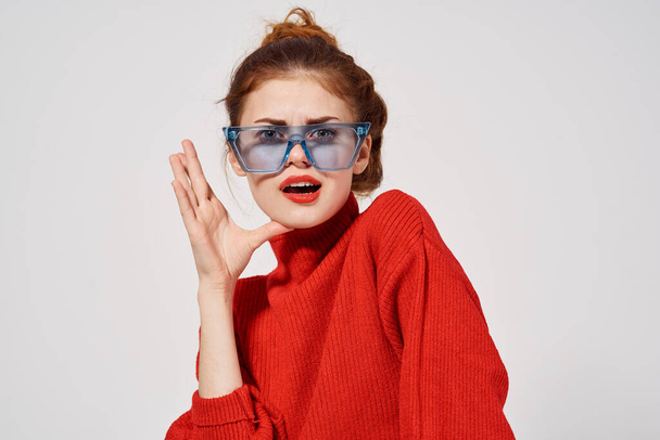 donna alla moda in occhiali blu trucco luminoso labbra rosse modello di emozioni - Foto, immagini