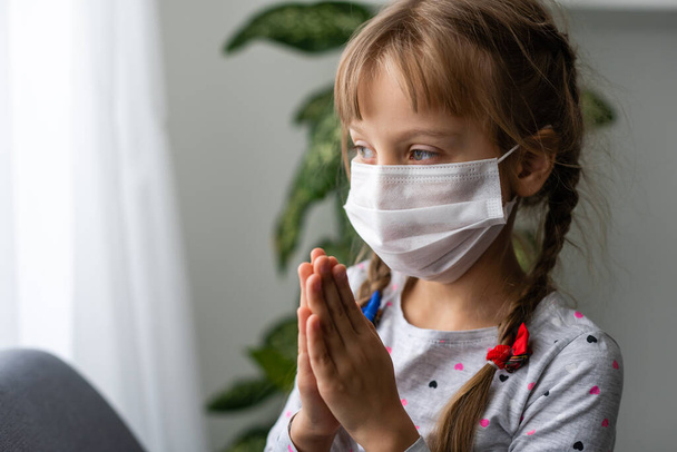 Masked child - protection against influenza virus. Little Caucasian girl wearing mask for protect pm2.5. Biological weapons. baby on a gray background with copy space. epidemic, pandemic. - Foto, imagen