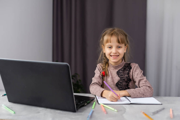 Kislány tanul online használja a laptopját otthon - Fotó, kép