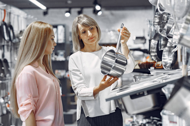 Woman buys dishes in the store - Foto, imagen