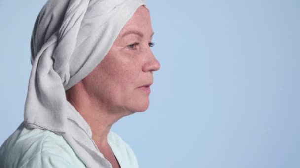 volwassen vrouw na chemotherapie op kleur achtergrond - Video