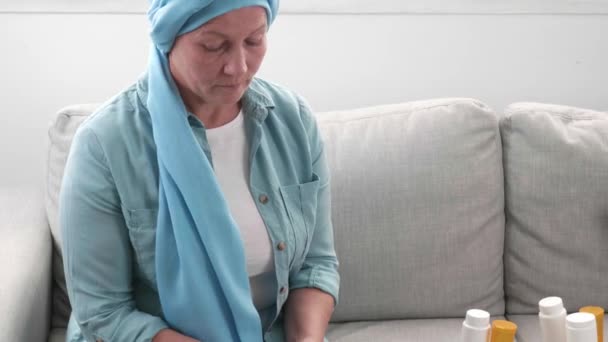Зріла жінка після хіміотерапії збирається приймати ліки вдома
 - Кадри, відео