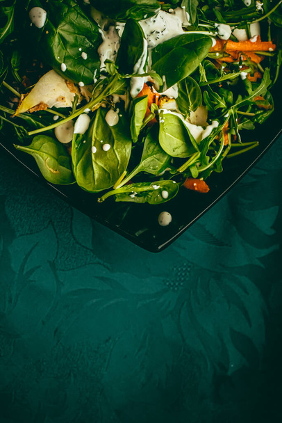Vihreä salaatti basilika ja valkoinen valkosipuli kerma kastike terveellistä ruokavaliota, elintarvikkeiden jakelupalvelu ja tilata verkossa - Valokuva, kuva