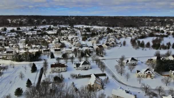 Luchtfoto van besneeuwd in traditionele woonwijk de buitenwijken in gevaarlijke weersomstandigheden - Video