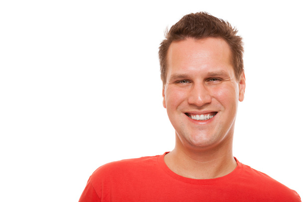 πορτρέτο του όμορφος νεαρός άνδρας κόκκινο t-shirt απομονωθεί - Φωτογραφία, εικόνα