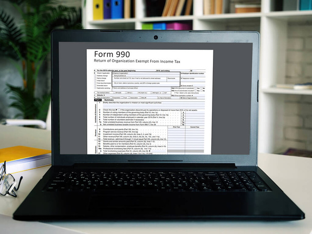  Financieel concept betekent Formulier 990 Teruggave van Organisatie Vrijgesteld van Inkomstenbelasting met opschrift op de pagina - Foto, afbeelding