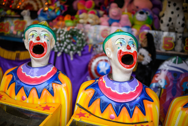 Řada rozesmátých klaunských tváří se otáčí ze strany na stranu - Fotografie, Obrázek