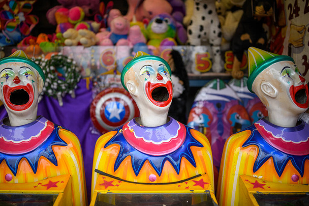 Eine Reihe lachender Clownsgesichter dreht sich von einer Seite zur anderen - Foto, Bild