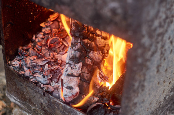 Фото палаючої деревини в плиті крупним планом
 - Фото, зображення