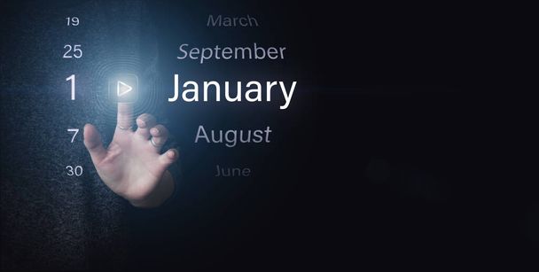 1 stycznia. Dzień 1 miesiąca, data kalendarza. Kliknij ręcznie świecącą ikonę PLAY i DATE na ciemnoniebieskim tle. Miesiąc zimowy, koncepcja dnia roku - Zdjęcie, obraz