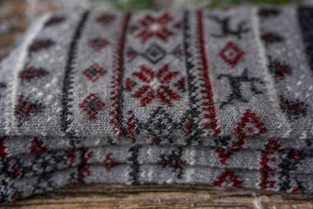 Chaussettes d'hiver chaudes en laine tricotée pour homme. Décoration de Noël sur fond bois, pose plate.  - Photo, image