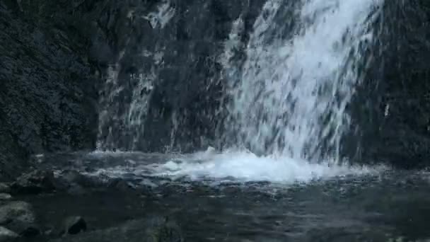 A água espirra nas rochas. Água derramada sobre pedras e fluxo em fluxo - Filmagem, Vídeo