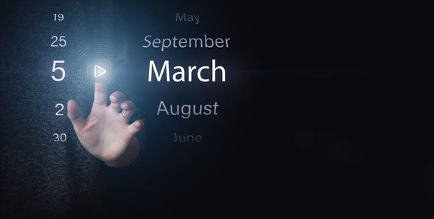 5 Μαρτίου. Ημέρα 5 του μήνα, ημερομηνία ημερολογίου. Κάντε κλικ στο κουμπί Φωτεινό εικονίδιο ΠΑΙΧΝΙΔΙ και ΗΜΕΡΟΜΗΝΙΑ σε σκούρο μπλε φόντο. Άνοιξη μήνα, ημέρα του έτους έννοια - Φωτογραφία, εικόνα