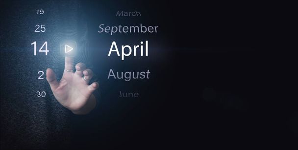 14 kwietnia. Dzień 14 miesiąca, data kalendarza. Kliknij ręcznie świecącą ikonę PLAY i DATE na ciemnoniebieskim tle. Wiosenny miesiąc, koncepcja dnia roku - Zdjęcie, obraz