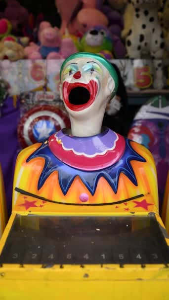 Beelden van een lachende clown gezicht draaien van links naar rechts - Video