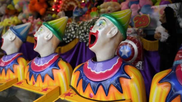 Een rij lachende clown gezichten draaien van links naar rechts - Video