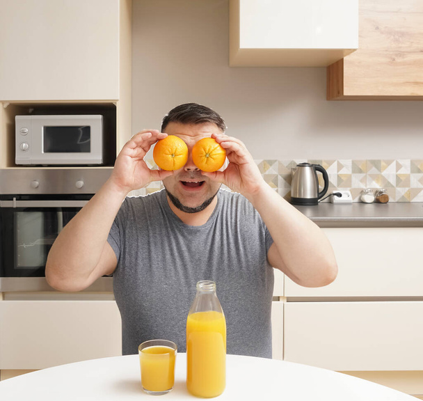 Vegan Chef Holding  Juicy Oranges - Foto, Bild