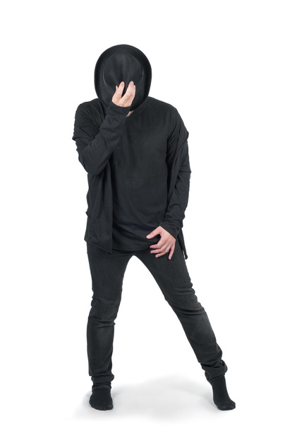 człowiek w czarne ubrania taniec z jego kapelusz - Zdjęcie, obraz