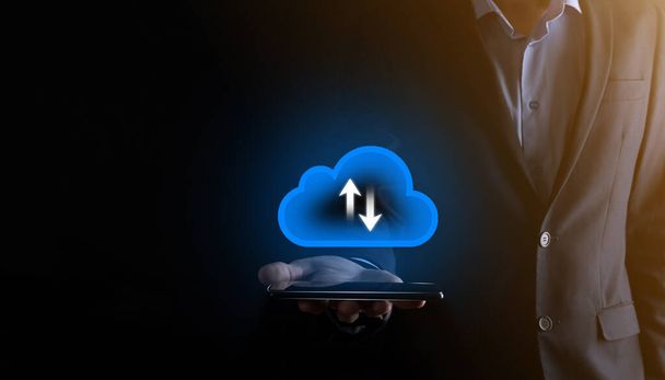 Biznesmen przytrzymaj ikonę chmura.Koncepcja przetwarzania w chmurze - podłącz smartfon do chmury. informatyk sieciowy z inteligentnym telefonem.Big Data Concept - Zdjęcie, obraz