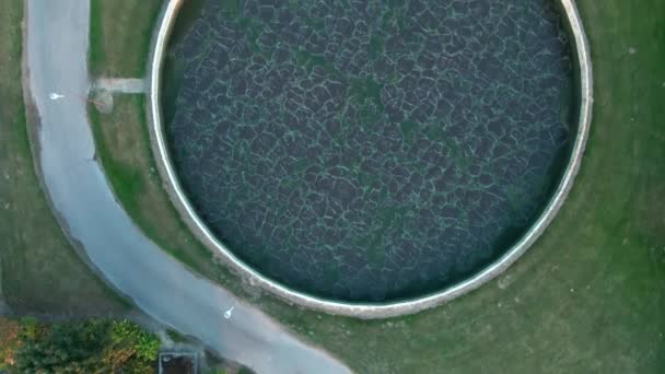 Waterzuiveringsinstallatie voor vuil afvalwater uit een grote stad. Luchtfoto 4K-video. - Video